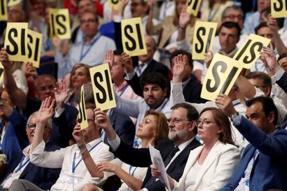 Rajoy (centro), junto a su esposa y Cospedal en el congreso del PP, este viernes.