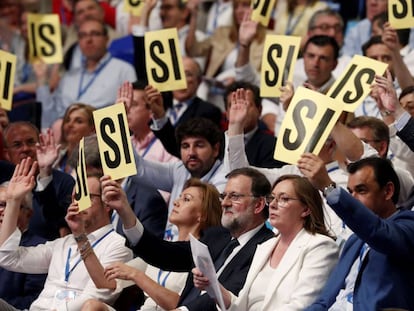Rajoy (centro), junto a su esposa y Cospedal en el congreso del PP, este viernes.