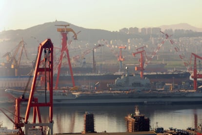 Portaaviones chino atracado en el puerto de Dalian, en la provincia de Lianoning, al noreste de China.