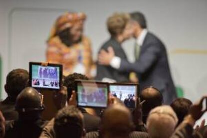 Un grupo de personas asiste a la apertura de la Conferencia Internacional sobre Gobernanza en Internet, en Sao Paulo, donde la presidenta brasileña, Dilma Rousseff (c), sancionó la ley que consagra en Brasil el principio de la neutralidad de la red y establece reglas para preservar la privacidad de los usuarios.