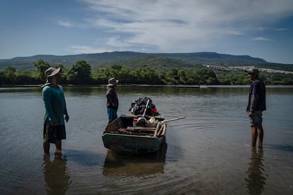 Un grupo de hombres pesca en el rio Grijalva, del municipio Chiapa de Corzo.