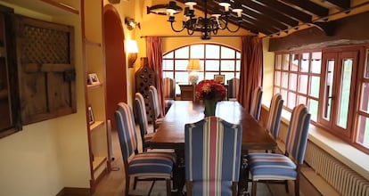 El comedor del chalé, contiguo al salón. Captura de un video promocional de Sauber Real State. 
