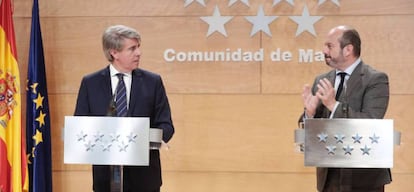 El presidente Garrido y el vicepresidente, Pedro Rollán, tras el consejo, este martes.