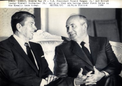 Ronald Reagan e Mikhail Gorbatchov na Rússia em 88.