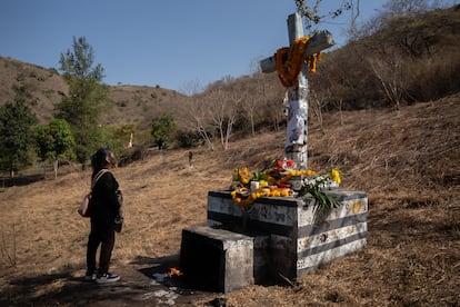 Durante su trayecto, las personas que participan en este ritual colocan velas en las cruces o altares que están a lo largo del camino.