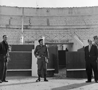 Ernesto Guevara visita a praça de touros de Vistalegre durante sua visita a Espanha em 1959.