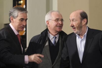 Ramón Jáuregui, José María Maravall y Alfredo Pérez Rubalcaba, en el Círculo de Bellas Artes de Madrid.
