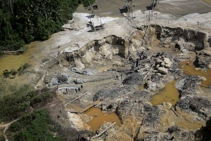 Mineros furtivos usan chorros de agua para excavar en busca de oro, el 3 de diciembre de 2023.