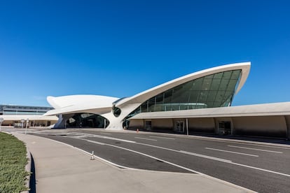 El TWA Flight Center se inauguró en 1962, un año después de la muerte de Saarinen (fallecido en 1961), quien no llegó a ver concluido su proyecto. Según sus propias palabras, diseñó "un edificio en el que la propia arquitectura expresara el drama, el carácter especial y la emoción de los viajes". Un auténtico símbolo de la era dorada de la aviación civil y una de las obras más destacadas de Saarinen. Otra de sus obras emblemáticas es el monumental Gate Archway, el icono más reconocible de la ciudad estadounidense de San Luis (Misuri).