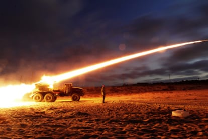 Rebeldes libios disparan un misil Grad de fabricación rusa en el frente situado al oeste de la ciudad de Misrata.