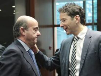 El ministro español de Economía, Luis de Guindos (izq), charla con su homólogo holandés y presidente del Eurogrupo, Jeroen Dijsselbloem (der), al comienzo de un consejo de ministros de Economía y Finanzas de la Unión Europea (ECOFIN). EFE/Archivo