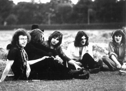 King Crimson en 1969: de izquierda a derecha, Robert Fripp, Michael Giles, Greg Lake, Ian McDonald y Peter Sinfield.