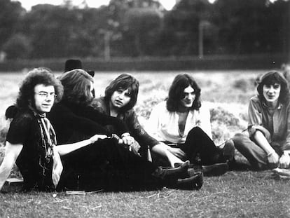 King Crimson en 1969: de izquierda a derecha, Robert Fripp, Michael Giles, Greg Lake, Ian McDonald y Peter Sinfield.