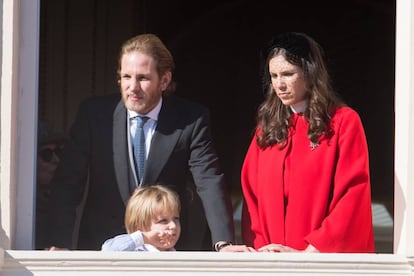 Andrea Casiraghi y Tatiana Casiraghi con su hijo Sacha, en Mónaco el pasado 17 de noviembre.