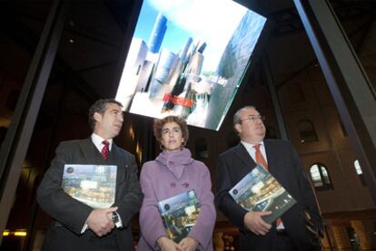 De izquierda a derecha, el secretario general de Lehendakaritza, Manuel Salinero; la concejal bilbaína de Cultura, Ibone Bengoetxea, y el diputado vizcaíno de Promoción Económica, Iñaki Hidalgo, ayer en la presentación de la candidatura de Bilbao.
Maite Pagazaurtundua, presidenta de la Fundación de Víctimas del Terrorismo.