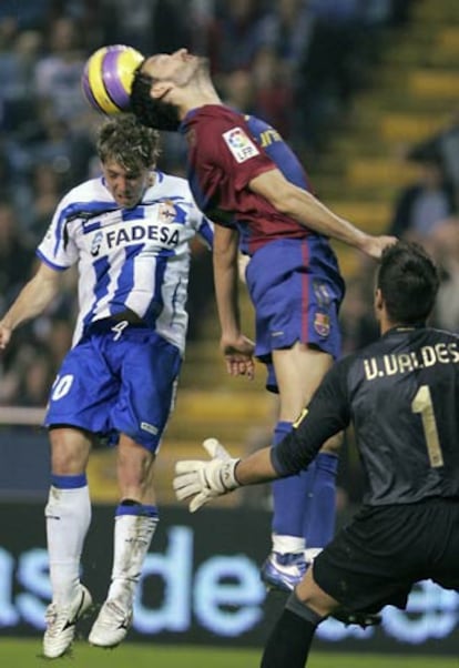 El defensa italiano del Barça, Zambrotta (derecha), y el centrocampista del Depor, Cristian, pugnan por el control del balón durante el encuentro de ayer en Riazor.