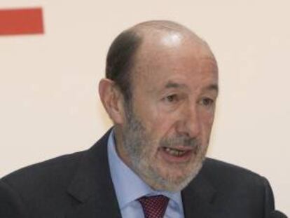 El secretario general del PSOE, Alfredo Pérez Rubalcaba, ha asegurado hoy en el XV Congreso del Instituto de la Empresa Familiar, que se celebra en el Palacio de Congresos de Cataluña, en Barcelona, que su partido ha tratado siempre de llegar a pactos con el Gobierno del PP, aunque ha advertido de que su esfuerzo hasta ahora ha tenido "poco éxito" y que "se está achicando el espacio para el acuerdo".