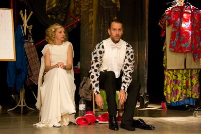 Los actores Anna Moliner y Joan Negrié, en una escena de la obra 'You say tomato', en el Teatre Condal (Barcelona).