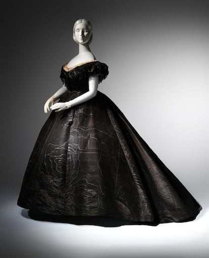 Vestido de luto de noche hecho en seda datado de 1861.