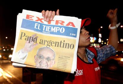 Un voceador de prensa vende hoy, miércoles 13 de marzo de 2013, la edición Extra deel diario El Tiempo, de Bogotá, con la noticia de la elección como nuevo papa del cardenal argentino Jorge Mario Bergoglio que adoptó como nombre Francisco.