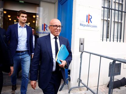 Eric Ciotti, presidente de Los Republicanos, y Guilhem Carayon, presidente de los Jóvenes Republicanos, abandonan la sede en París, este martes.  l