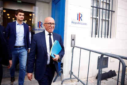 Eric Ciotti, presidente de Los Republicanos, y Guilhem Carayon, presidente de los Jóvenes Republicanos, abandonan la sede en París, este martes.  l