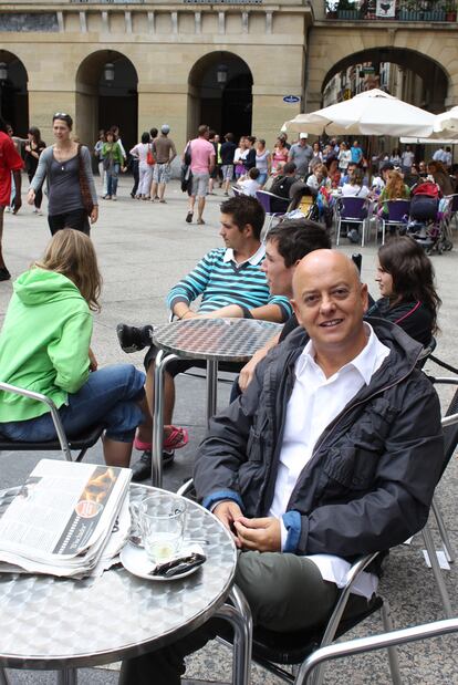 Odón Elorza en la plaza de la Constitución de la parte vieja de San Sebastián.