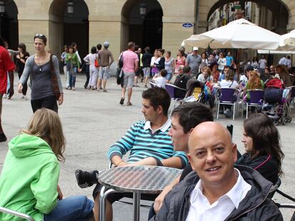 Odón Elorza en la plaza de la Constitución de la parte vieja de San Sebastián.