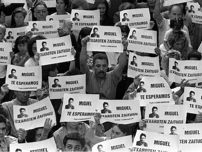 El 11 de julio de 1997 miles de personas se manifiestaron en Ermua (Vizcaya) por Miguel Ángel Blanco, concejal del PP.