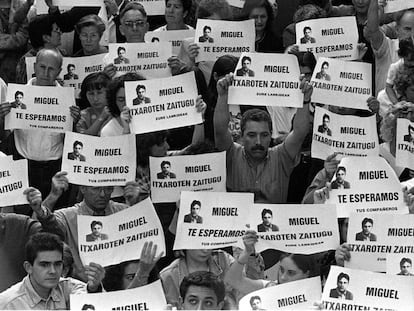 El 11 de julio de 1997 miles de personas se manifiestan en Ermua (Vizcaya) por Miguel Ángel Blanco, concejal del PP.