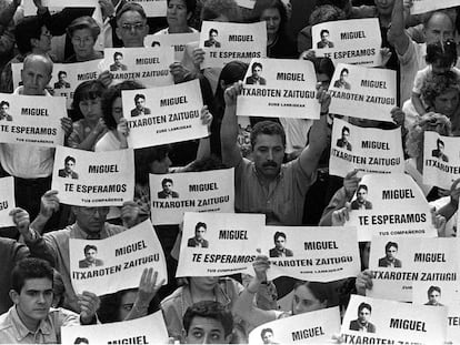 El 11 de julio de 1997 miles de personas se manifiestan en Ermua (Vizcaya) por Miguel Ángel Blanco, concejal del PP.