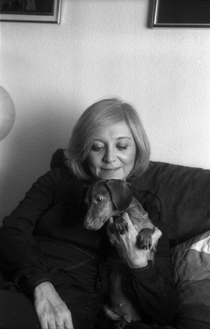 Febrero de 1977 Amparo Soler Leal, actriz, con su perrita Ceporra, una 'dachshund' de pelo corto color canela.