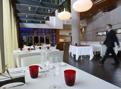 Comedor del restaurante Syrah. Abajo, sardinas a la brasa con <i>trinxat</i> de la Cerdanya y aro de pies de cerdo.