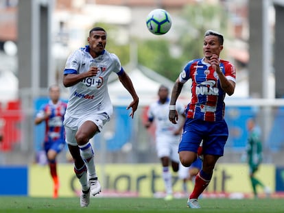 Jogadores de Fortaleza e Bahia em confronto pelo campeonato brasileiro