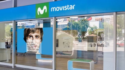 Tienda de Movistar en la calle General Perón (Madrid) con las medidas de protección contra el Covid.