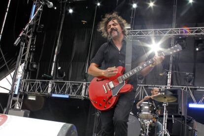 Sergio Vinadé, guitarrista y cantante de Tachenko, anoche en el festival Sonorama, que se celebra hasta mañana en Aranda de Duero.