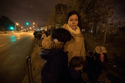 Anielka Bustamante, inmigrante nicaragüense, y sus dos hijos de 8 y 3 años pasaron la madrugada del miércoles haciendo cola junto a la comisaría de Policía Nacional de Aluche.