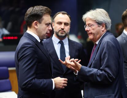 El comisario de Economía, Paolo Gentiloni (derecha), conversa con el ministro de Finanzas polaco, Andrzej Domanski, el lunes en Luxemburgo.