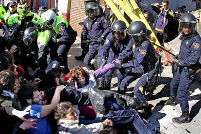 La policía carga contra los manifestantes en el barrio de El Cabanyal el pasado jueves.