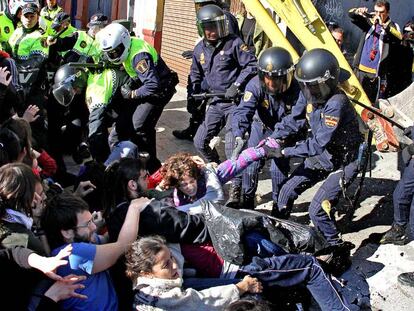 La policía carga contra los manifestantes en el barrio de El Cabanyal el pasado jueves.