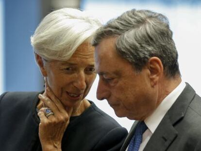 Draghi com Lagarde em uma reunião do Eurogrupo.