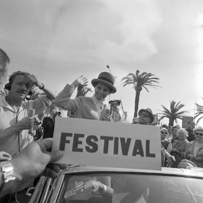 A atriz italiana Sophia Loren acena para a multidão no Festival do ano de 1964, acompanhada do seu marido, Carlo Ponti (à dir.), e do presidente do Festival de Cannes, Favre Le Bret (à esq.).