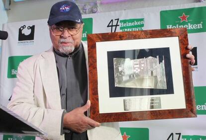 Jimmy Cobb posa con el premio Donostiako Jazzaldia.