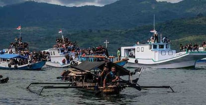 En la costa de Indonesia, el cuerpo de Cristo es trasladado en una canoa, a la que sigue un gran séquito de barcos.