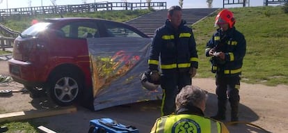 Efectivos de bomberos y de Emergencias Madrid, en el lugar del accidente.