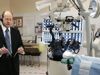 Un neurocirujano explica cómo un brazo robótico protagonizará una intervención quirúrgica en la Universidad de Calgary, Canadá 