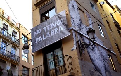 La intervención de isidoro Varcárcel Medina cuelga de uno de los balcones de la plaza de Sant Jaume, en el corazón de Ciutat Vella.