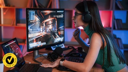 Una chica jugando a videojuegos.