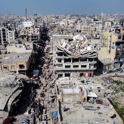 Palestinos en un mercadillo en medio de la destrucción de Ciudad de Gaza