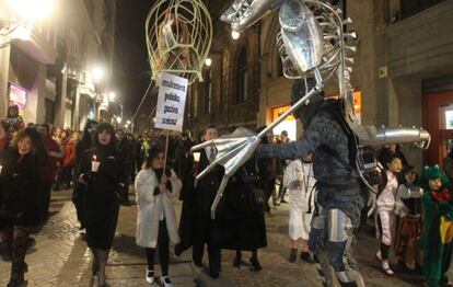 Una comparsa recorre el Casco Viejo de Bilbao en el Carnaval de 2011